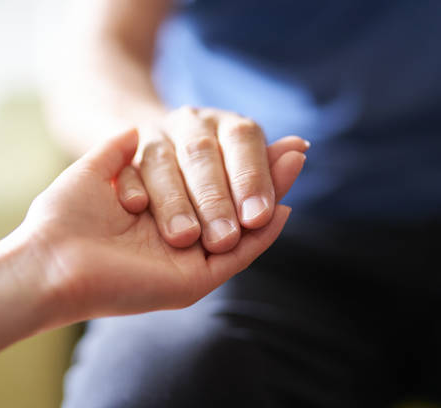 手と手がつながった画像